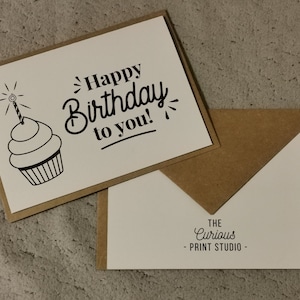 Cartão de feliz aniversário para você, cartão para amigo, cartão desenhado à mão, dia B, cartão de bolo, cartão de cumprimentos de amigo, Curious Print Studio Reino Unido