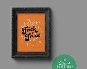 Könnte beinhalten: Ein schwarzer gerahmter Druck mit orangefarbenem Hintergrund und weißem Text, der "Trick or Treat" mit einer stilisierten Kürbisillustration sagt.