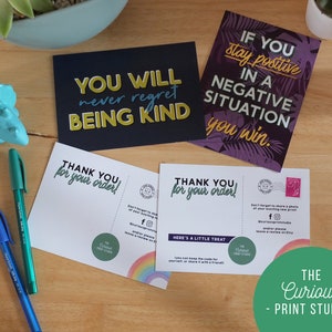Puede incluir: Un conjunto de postales y papeler&iacute;a con citas inspiradoras y mensajes de agradecimiento. Las postales presentan frases como "You will never regret being kind" y "If you stay positive in a negative situation you win."