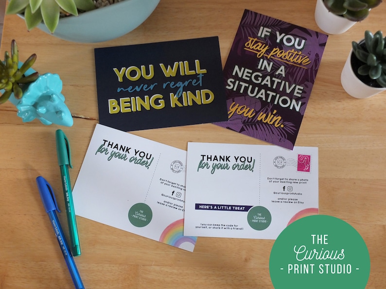 Puede incluir: Un conjunto de postales y papeler&iacute;a con citas inspiradoras y mensajes de agradecimiento. Las postales presentan frases como "You will never regret being kind" y "If you stay positive in a negative situation you win."