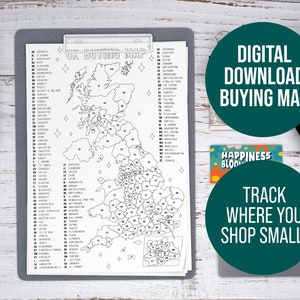 Puede incluir: Un mapa del Reino Unido imprimible con una lista de ciudades y pueblos. El mapa está en un portapapeles con un diseño en blanco y negro. El texto "DIGITAL DOWNLOAD BUYING MAP" está en un círculo verde. El texto "TRACK WHERE YOU SHOP SMALL!" está en un círculo verde. El texto "HAPPINESS BLOCK" está en una tarjeta colorida.