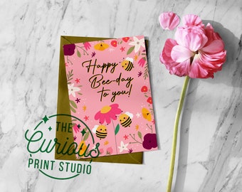 Happy Bee-Day To You, Simpatico Biglietto Floreale d'Api Disegnato a Mano, Biglietto d'Ape Felice, Biglietto Unico Pastello, Biglietto di Auguri, Curious Print Studio UK