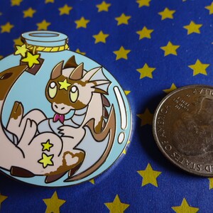 Pin de esmalte de dragão engarrafado: Plutão