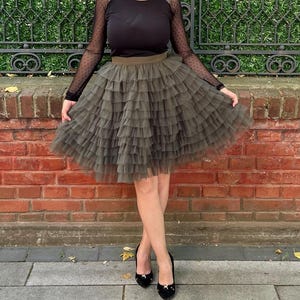 Olivgrüner Maxi-Rock aus Tüll: Hochzeits-Gastrock mit Rüschen