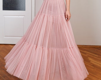 Der gestufte Maxi-Rock aus Tüll in Rosa ist eine Modeerscheinung, die elegant und lässig ist
