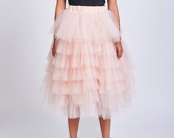Falda de novia de tul escalonado color melocotón: look midi para ceremonia y sesión de fotos