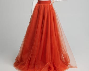 Falda larga de tul color naranja quemado, voluminosa, formal, corte en A, cintura elástica, ideal para invitadas a bodas de otoño.