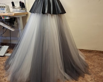 Falda larga de tul con efecto degradado en blanco y negro y peplum de cuero: una prenda gótica que marca tendencia.
