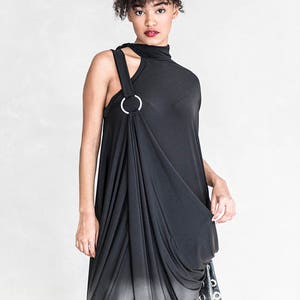 Avantgarde schwarzes Kleid, Goddess Kleid, Maxi One-Shoulder-Kleid, einzigartige futuristische Kleidung, schulterfrei, drapieren Detail, Goth Loses Kleid Bild 2