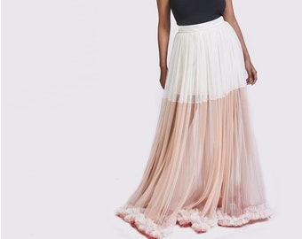 Falda larga de tul fluida, de talle alto, con capas hasta el suelo, ideal para ocasiones especiales.