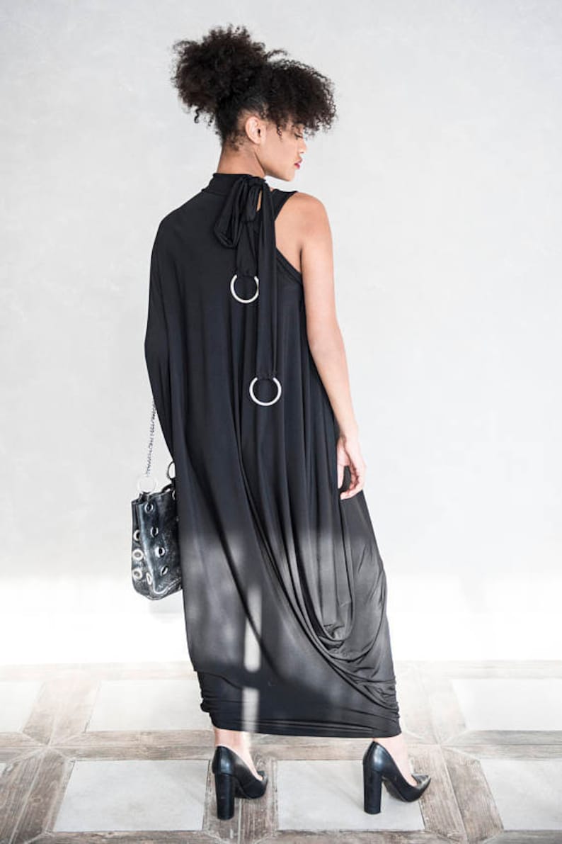 Avantgarde schwarzes Kleid, Goddess Kleid, Maxi One-Shoulder-Kleid, einzigartige futuristische Kleidung, schulterfrei, drapieren Detail, Goth Loses Kleid Bild 4