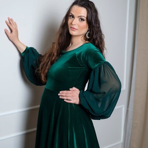 Emerald Green Velvet Ren Faire Dress, Maxi Renaissance Dress, Medieval Dress, Ren Faire Costume, Velvet Dress with Train, Maternity Gown image 3