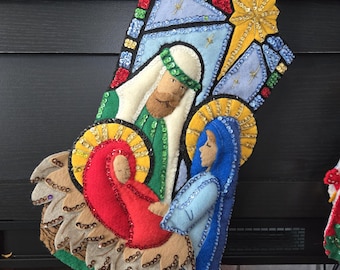 Handgestikte kerstsok van bucillavilt: kerststal van gebrandschilderd glas, gepersonaliseerd