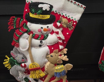 Handgestikte kerstsok Snowman and Friends. BUCILLA