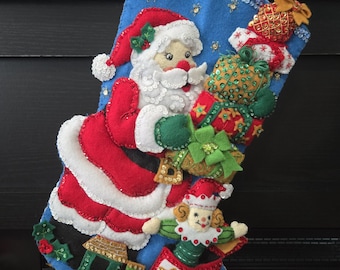 Handgestikte kerstsokken cadeaus van de kerstman - 2011 Bucilla