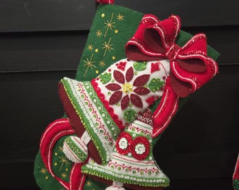 Handgestikte kerstsok met kerststerren.   Bucilla