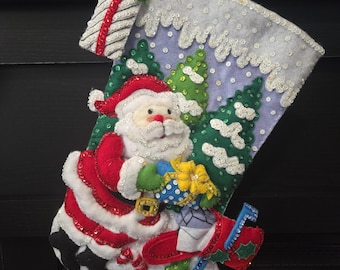 Handgestikte Bucilla kerstsok SANTAS BRIEVENBUS Bucilla KLAAR VOOR VERZENDING