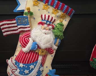 Handgestikte kerstsok met sterren en strepen Patriottische kerstman BUCILLA