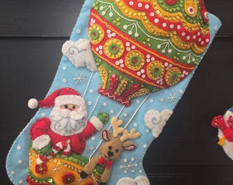 Handgestikte kerstsok Ballonvaart van de kerstman 89467E . BUCILLA