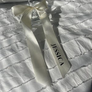 Etiqueta de nombre con cinta personalizada / Lazo ajustable, Lazo para copa de vino personalizado / Lazo de cinta para boda personalizado / Regalo de dama de honor / Tarjetas de lugar