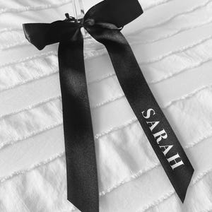 Etiqueta de nombre con cinta personalizada / Lazo negro ajustable, Lazo para copa de vino personalizado / Lazo de cinta para boda personalizado / Regalo para dama de honor / Tarjetas de lugar
