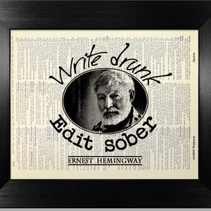 Puede incluir: Impresión enmarcada en blanco y negro con una cita de Ernest Hemingway: "Escribe borracho, edita sobrio". La cita está rodeada de un círculo con un retrato de Hemingway en su interior.