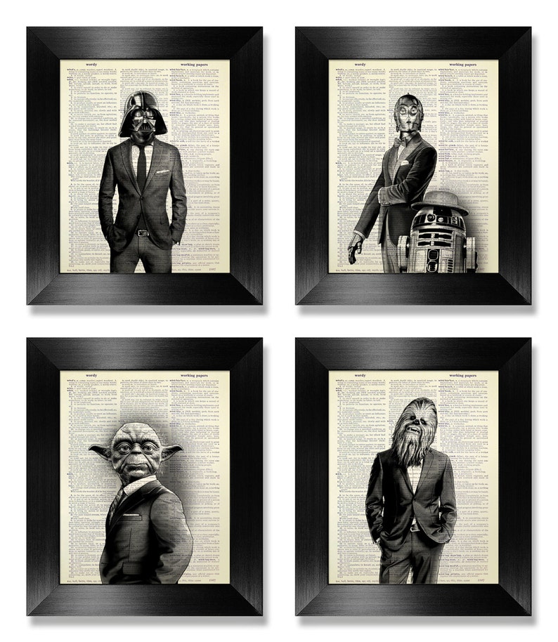 Puede incluir: Un conjunto de cuatro impresiones enmarcadas con personajes de Star Wars vestidos con trajes. Darth Vader, C-3PO, Yoda y Chewbacca se representan en blanco y negro sobre un fondo de p&aacute;gina de diccionario vintage.