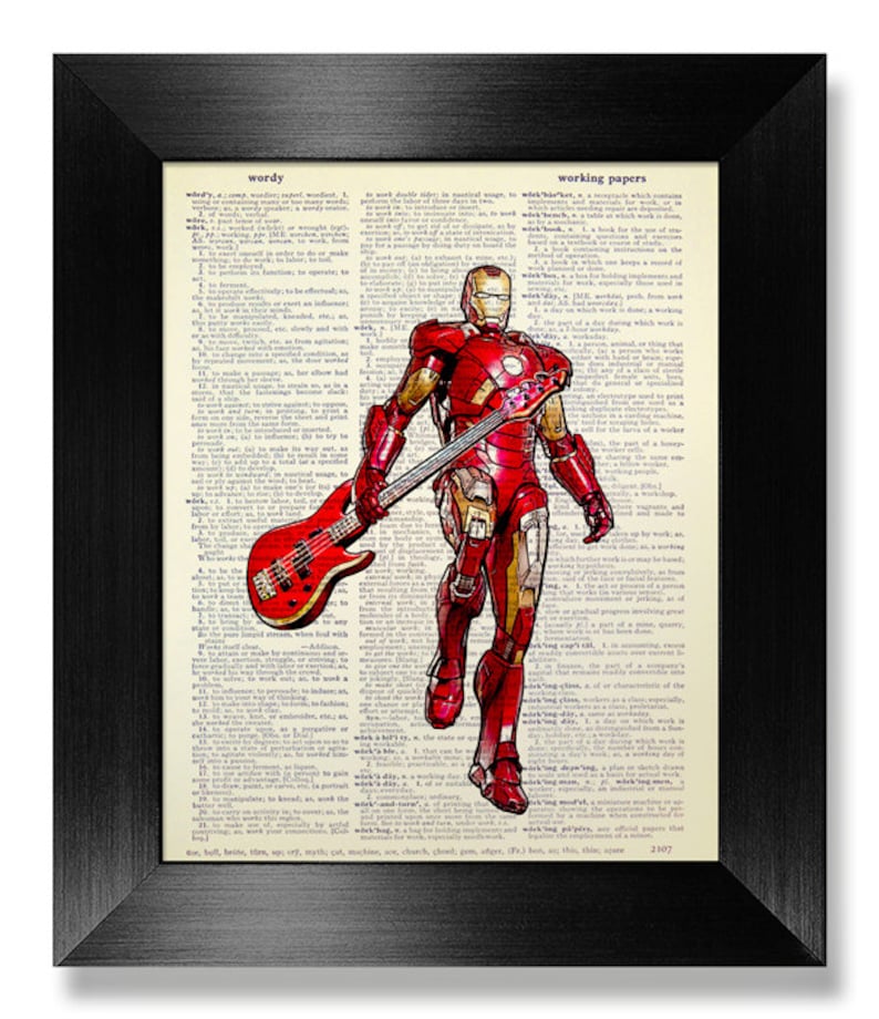 Puede incluir: Un personaje de Iron Man rojo y dorado tocando un bajo el&eacute;ctrico rojo. La imagen se superpone a una p&aacute;gina de diccionario vintage con la palabra "trabajo" resaltada.
