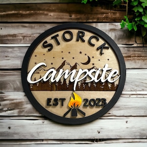 キャンプ場のキャンプファイヤーのパーソナライズされた木製サイン