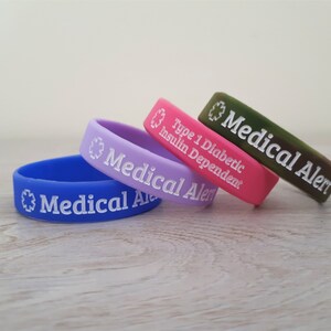 Peut inclure: Quatre bracelets d'alerte m&eacute;dicale en silicone de diff&eacute;rentes couleurs&nbsp;: bleu, violet, rose et vert camouflage. Les bracelets comportent un texte blanc qui indique &laquo;&nbsp;Medical Alert&nbsp;&raquo; et &laquo;&nbsp;Type 1 Diabetic Insulin Dependent&nbsp;&raquo;.
