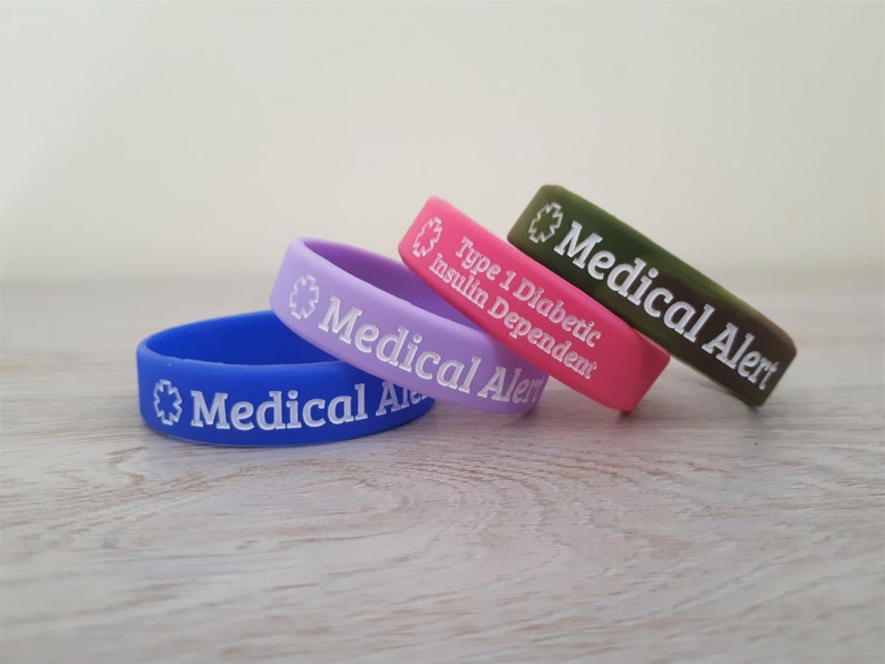 Peut inclure: Quatre bracelets d'alerte m&eacute;dicale en silicone de diff&eacute;rentes couleurs&nbsp;: bleu, violet, rose et vert camouflage. Les bracelets comportent un texte blanc qui indique &laquo;&nbsp;Medical Alert&nbsp;&raquo; et &laquo;&nbsp;Type 1 Diabetic Insulin Dependent&nbsp;&raquo;.