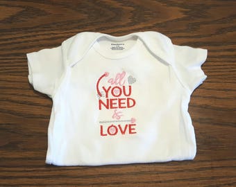 Geborduurd rompertje voor Valentijnsdag, All You Need is Love