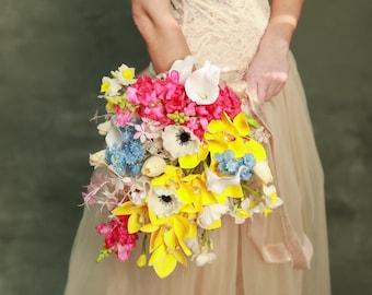 Kolorowy bukiet ślubny w stylu boho z orchideami, zawilcami, tulipanami i kwiatami polnymi