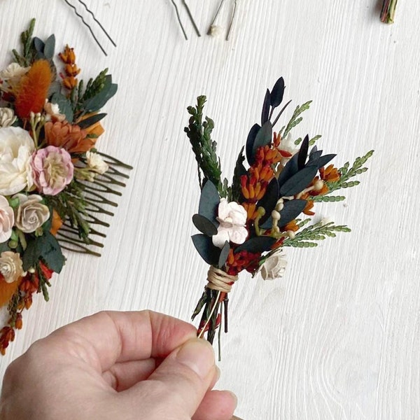 Kleiner Herbst Groomsmen Boutonniere Einfache Hochzeit Boutonniere Bräutigam Knopfloch Corsage für Zeugen Gebrannte orange Blumen Boutonniere Magaela