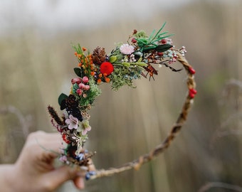 Woodland flower hair wreath Bridal hair crown Forest wedding headpiece Pine cones head wreath Hair flowers Hair crown inspiration Magaela