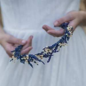 Mezza corona di fiori di lavanda e gypsophila, fiori naturali per capelli da sposa, corona provenzale, copricapo da sposa Magaela in stile greco, blu navy