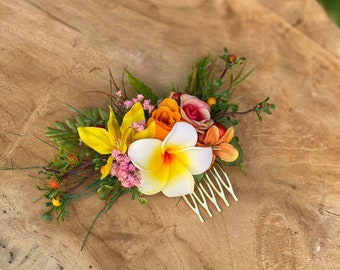 Exotic wedding hair comb Plumeria bridal comb Tropical wedding headpiece Magaela hair jewelry Wedding by the sea Beach wedding comb Hawaii