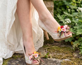 Presilhas de sapato com flores de verão: acessórios para noivas e casamentos