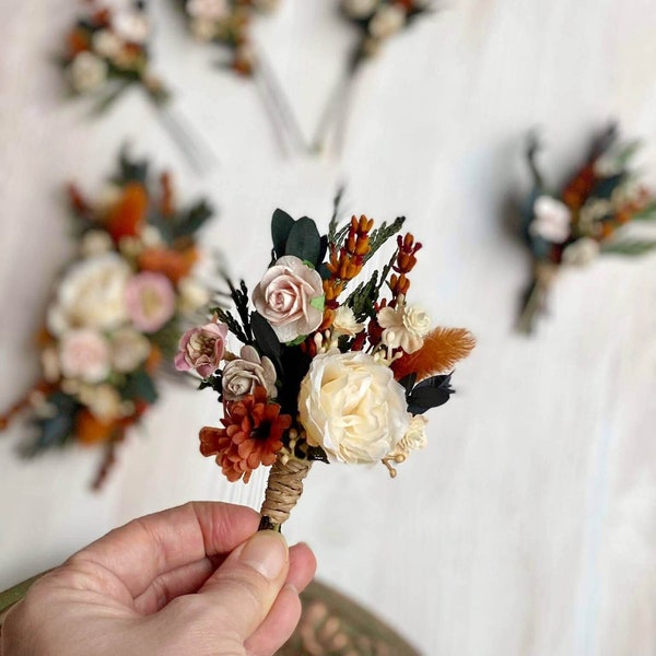 Boutonnière de fleur d’automne Corsage du marié séché orange brûlé et ivoire Boutonnière en terre cuite Groomsmen Accessoires de mariage Magaela Revers