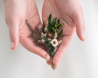 Waldblumen-Boutonniere Natürliche Anstecknadel Waldblumen-Knopfloch Anstecknadel für den Bräutigam Blumen-Boutonniere Hochzeit im Wald Tannenzapfen