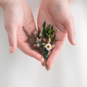 Woodland groom's boutonniere Natural corsage Woodland flower buttonhole Corsage for groom Flower boutonniere Wedding in forest Pine cone
