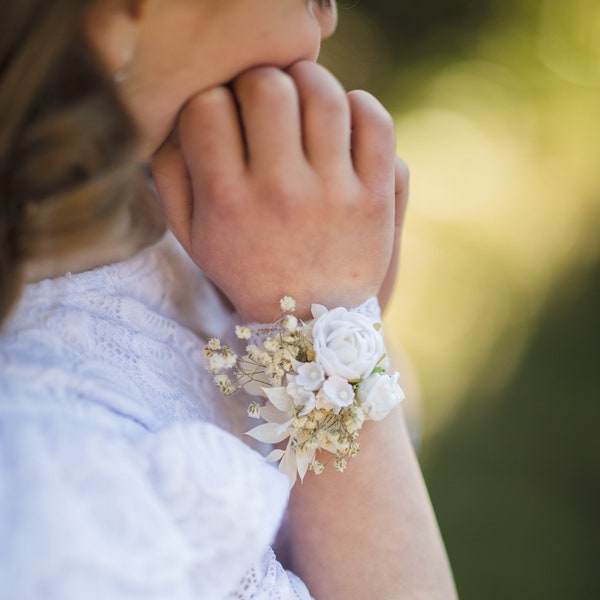 Communion flower bracelet for girl, First holy communion, White wrist corsage, Flower girl bracelet, Peony, Natural flower jewelry, Magaela