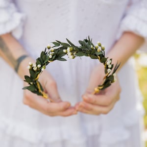 Greenery bridal headband Eucalyptus Flower headband Boho wedding Green and white hairband for bride Hair jewellery Green leaves Magaela