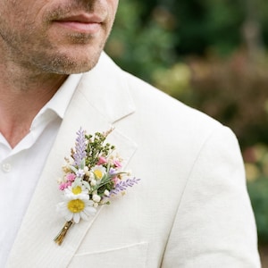 Boutonnière di margherite: corsage di fiori selvatici e lavanda, matrimonio primaverile