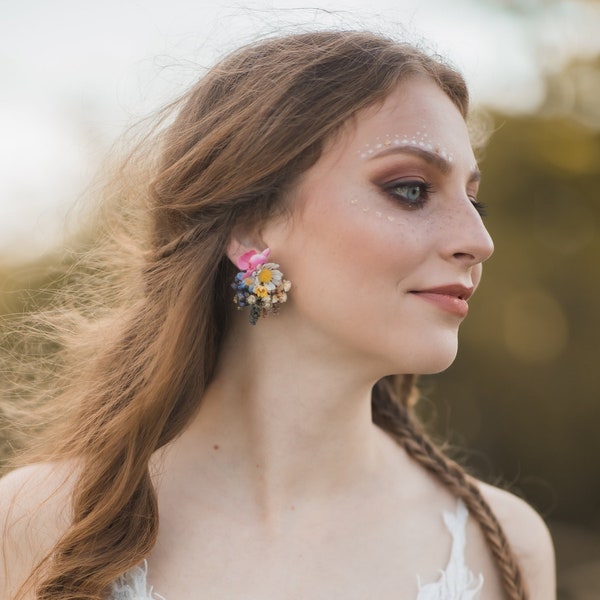 Boucle d’oreille de fleur de prairie Boucles d’oreilles de fleur de goujon de mariée Clous de mariée Clous de fleur de mode Magaela Accessoires de mariage Mariage Meadowy Clous colorés