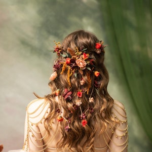 Liane de cheveux de mariée automnale avec voile de fleurs : mariage cottagecore