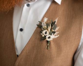 Anemone flower boutonniere Groom's flower corsage Greenery buttonhole Green and white jacket lapel Magaela Customisable Wedding accessories