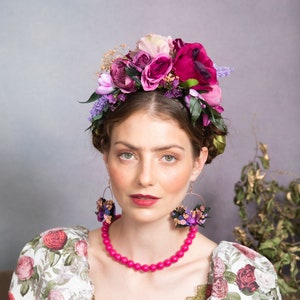 Magenta Frida Kahlo diadema Malva Flor púrpura diadema de boda Corona de boda rosa Gran flor banda para el cabello Halloween Diadema mexicana Magaela