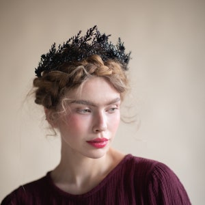 Gothic wedding crown Black flower headpiece Black wedding Evil queen crown Halloween crown Mean queen crown Gothic accessories Magaela