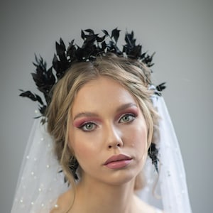 Black flower crown Black wedding headband Gothic wedding Bride Hair accessories Flower jewellery Black evil queen Halloween crown Ruscus